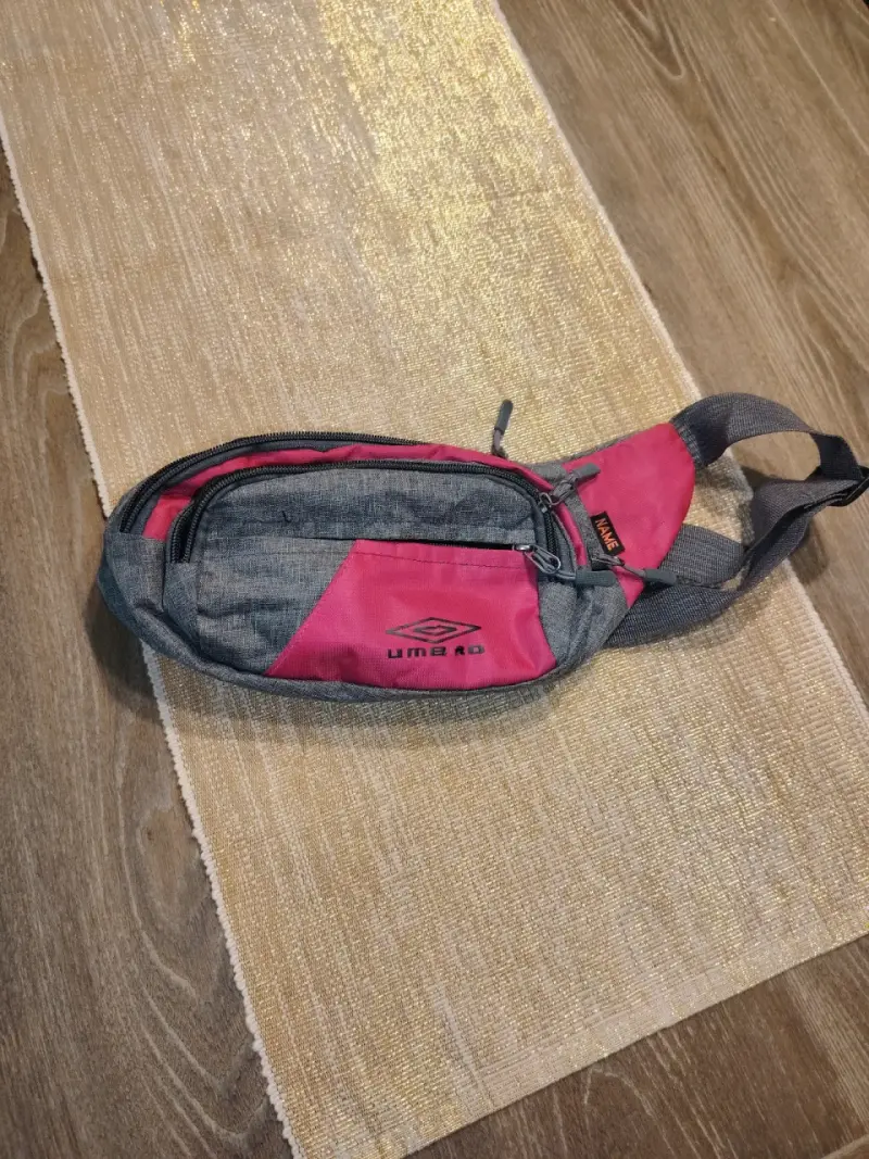 Banano deportiva Umbro gris y rosa