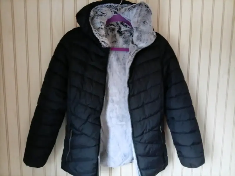 Chaqueta acolchada negra con forro de piel sintética - 1