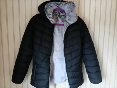 Chaqueta acolchada negra con forro de piel sintética - miniatura 1