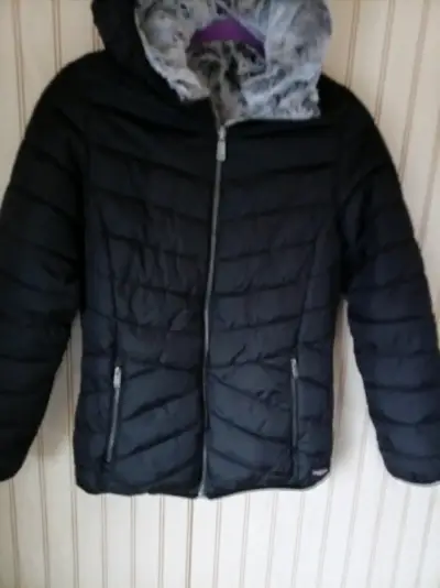 Chaqueta acolchada negra con forro de piel sintética - miniatura 2