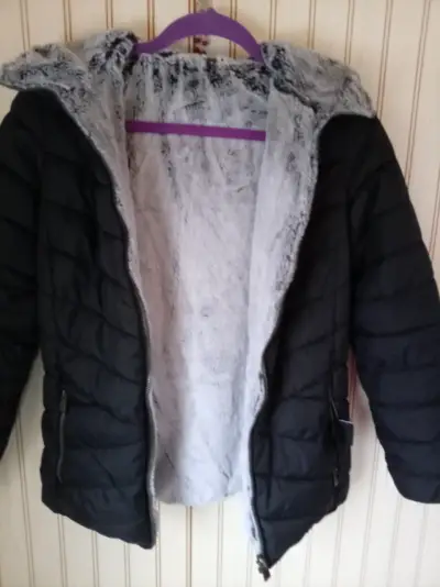 Chaqueta acolchada negra con forro de piel sintética - miniatura 4