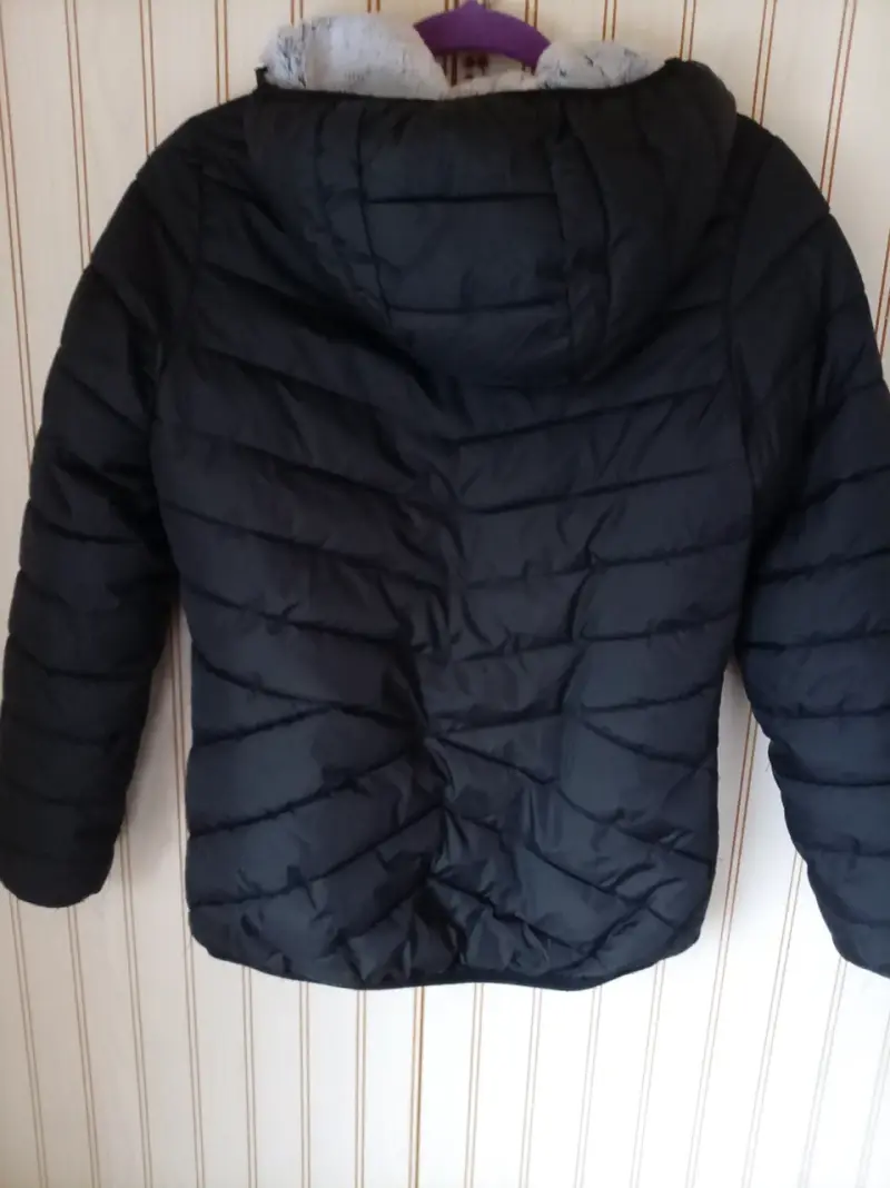 Chaqueta acolchada negra con forro de piel sintética - 5