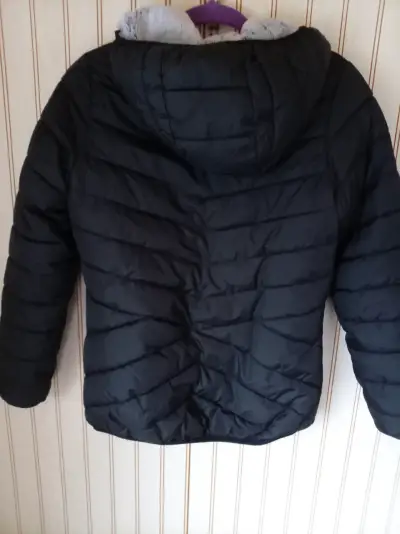 Chaqueta acolchada negra con forro de piel sintética - miniatura 5