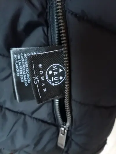 Chaqueta acolchada negra con forro de piel sintética - miniatura 6
