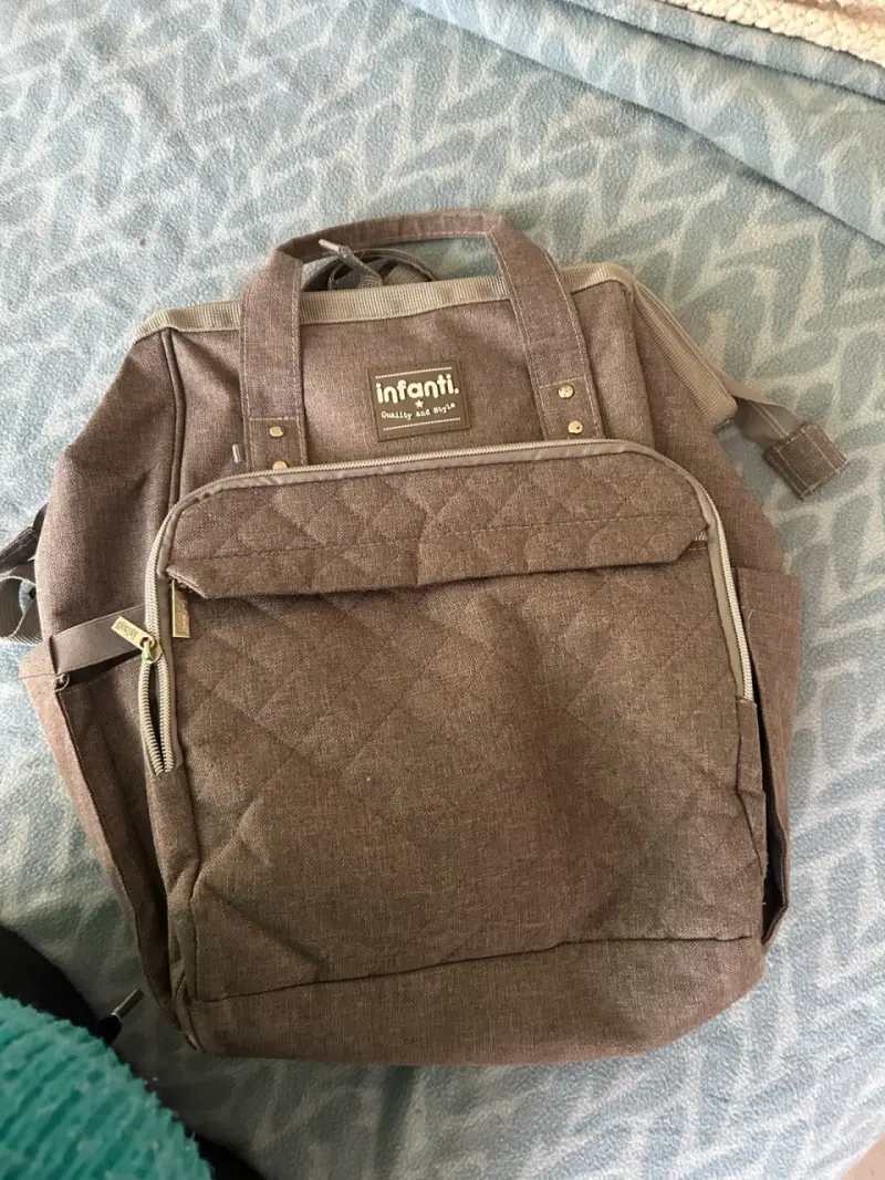 Mochila pañalera Infanti gris con múltiples compartimentos - 1