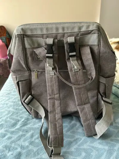 Mochila pañalera Infanti gris con múltiples compartimentos - miniatura 3