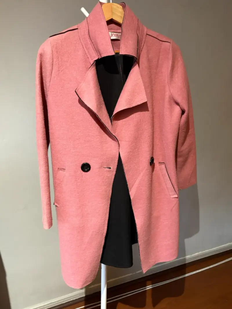 Abrigo rosa para mujer con botones - 1