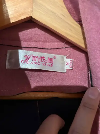Abrigo rosa para mujer con botones - miniatura 3