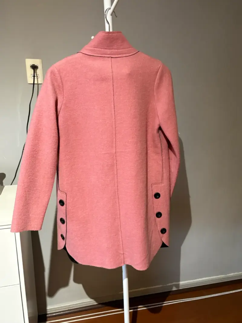 Abrigo rosa para mujer con botones - 4