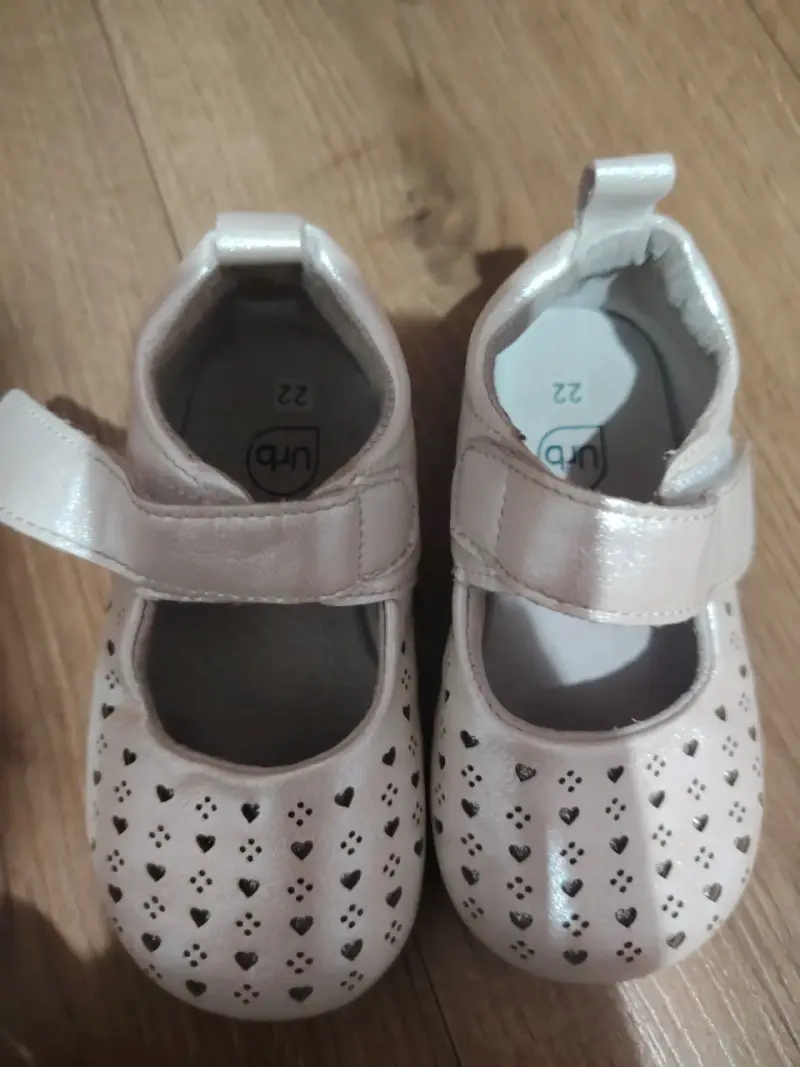 Zapatos de bebé con diseño de corazones