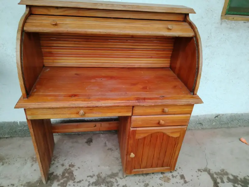 Escritorio de madera con persiana y cajones - 3