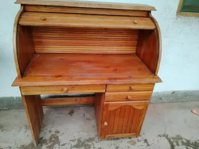 Escritorio de madera con persiana y cajones - miniatura 3