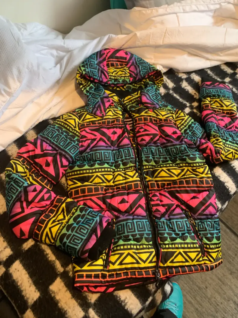 Puffer jacket retro con diseño tribal multicolor