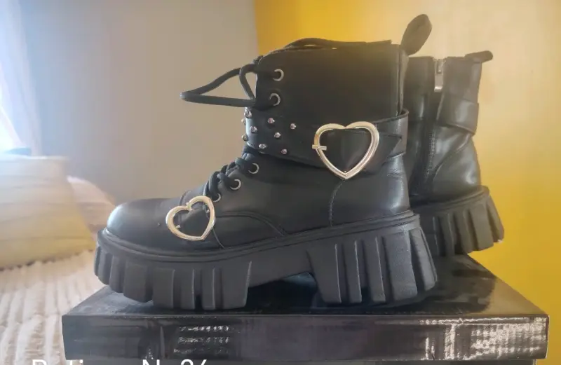 Botines No 36 con plataforma y hebillas de corazón - 1