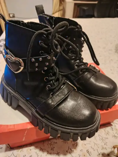Botines No 36 con plataforma y hebillas de corazón - miniatura 2