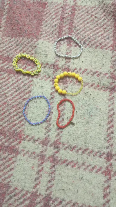 Set de pulseras de cuentas coloridas - miniatura 1