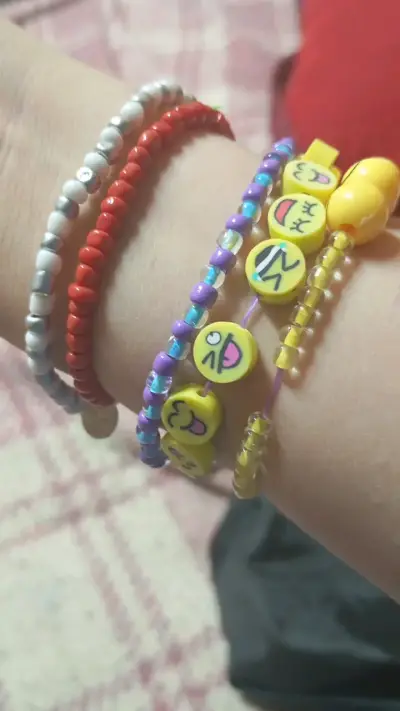 Set de pulseras de cuentas coloridas - miniatura 2
