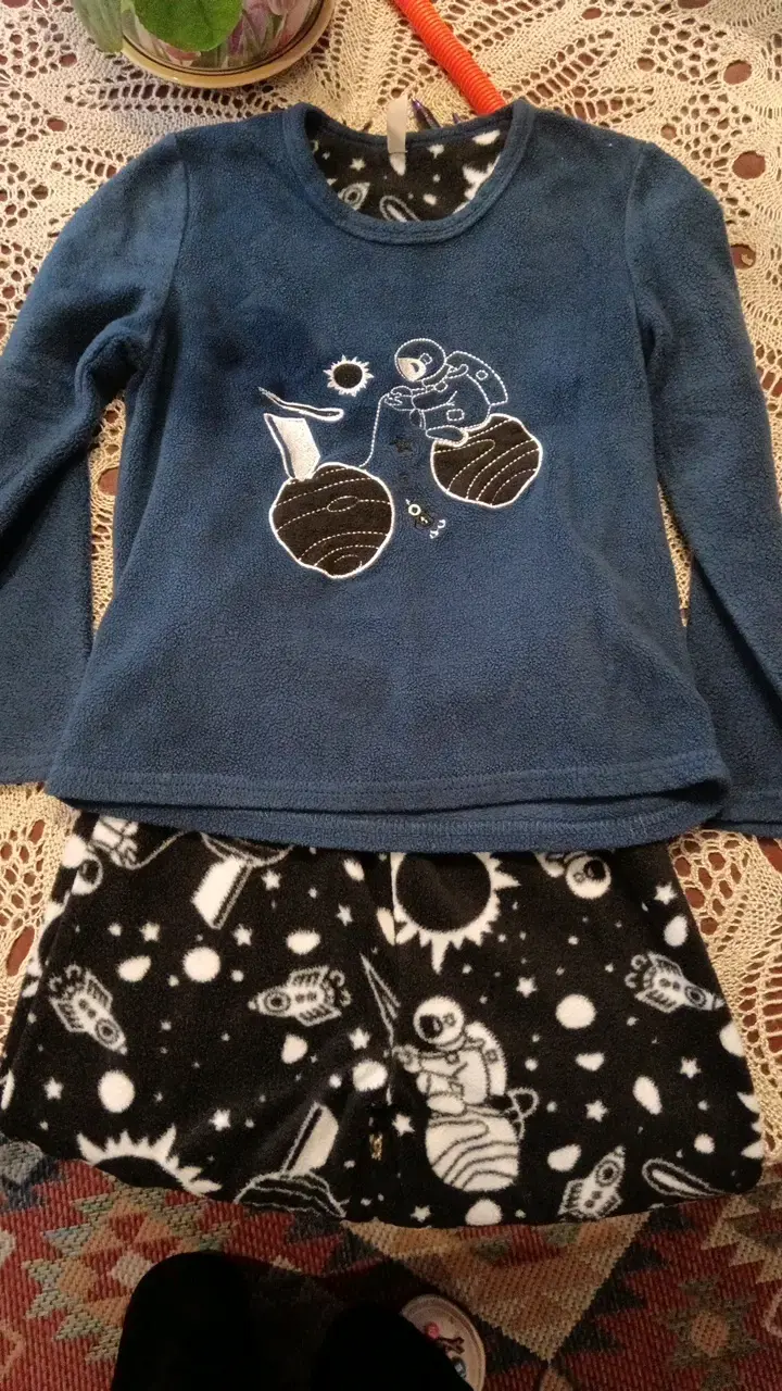 Pijama infantil polar con diseño espacial - 1