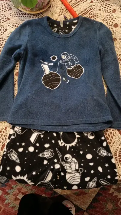 Pijama infantil polar con diseño espacial - miniatura 1
