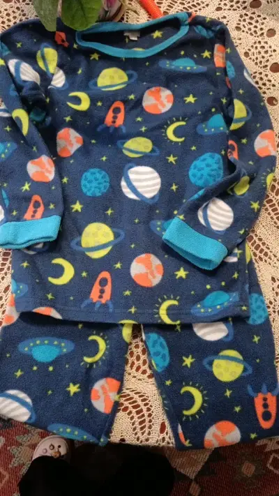 Pijama infantil polar con diseño espacial - miniatura 2
