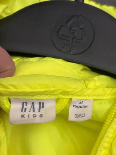 Chaqueta amarilla  GAP con capucha - miniatura 4