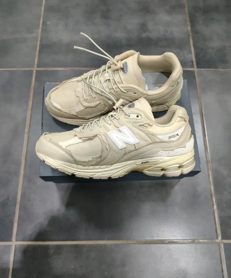Zapatillas deportivas New Balance 2002R beige - 1