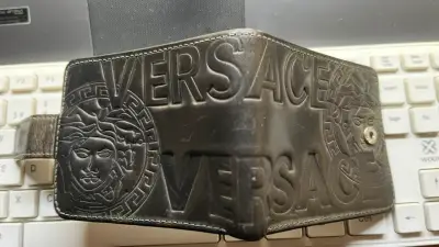 Billetera de cuero Versace negra con logo - miniatura 1