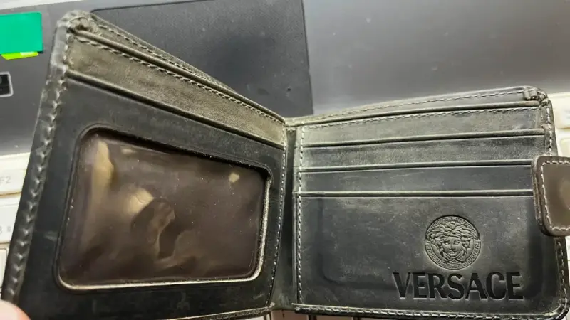 Billetera de cuero Versace negra con logo - 2