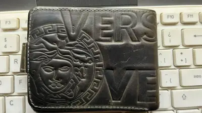 Billetera de cuero Versace negra con logo - miniatura 4