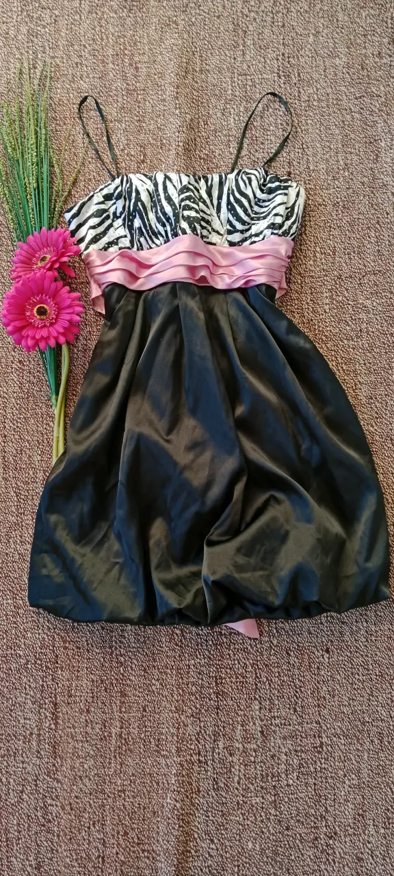 Vestido corto con estampado animal y detalles rosados - 1