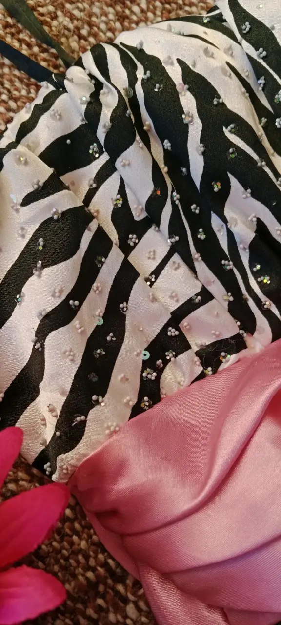 Vestido corto con estampado animal y detalles rosados - 3