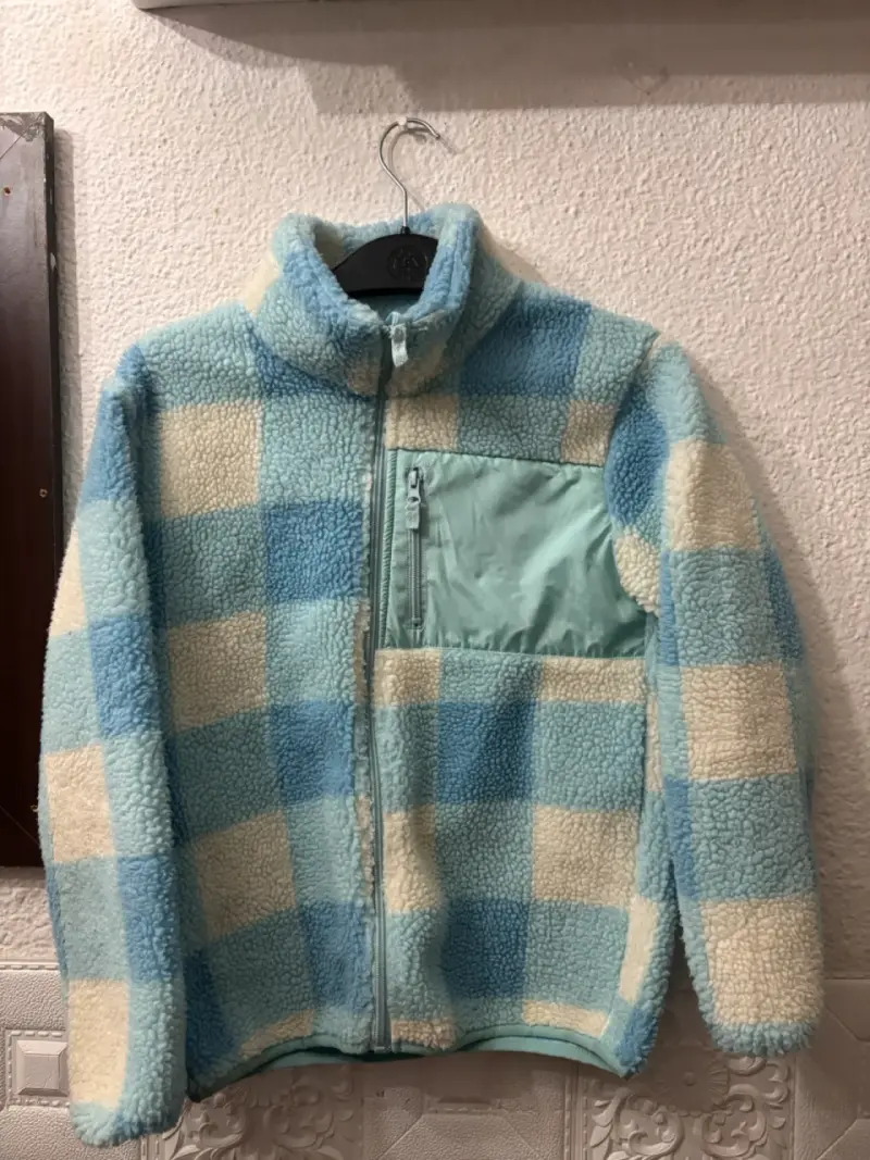 Chaqueta polar a cuadros azul y beige para mujer - 1