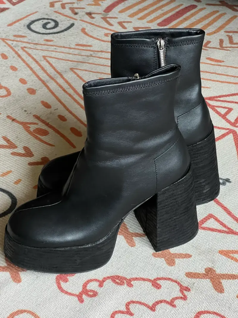 Botines de cuero negro con plataforma