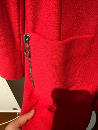 Abrigo rojo con cierre y bolsillos IO - miniatura 4