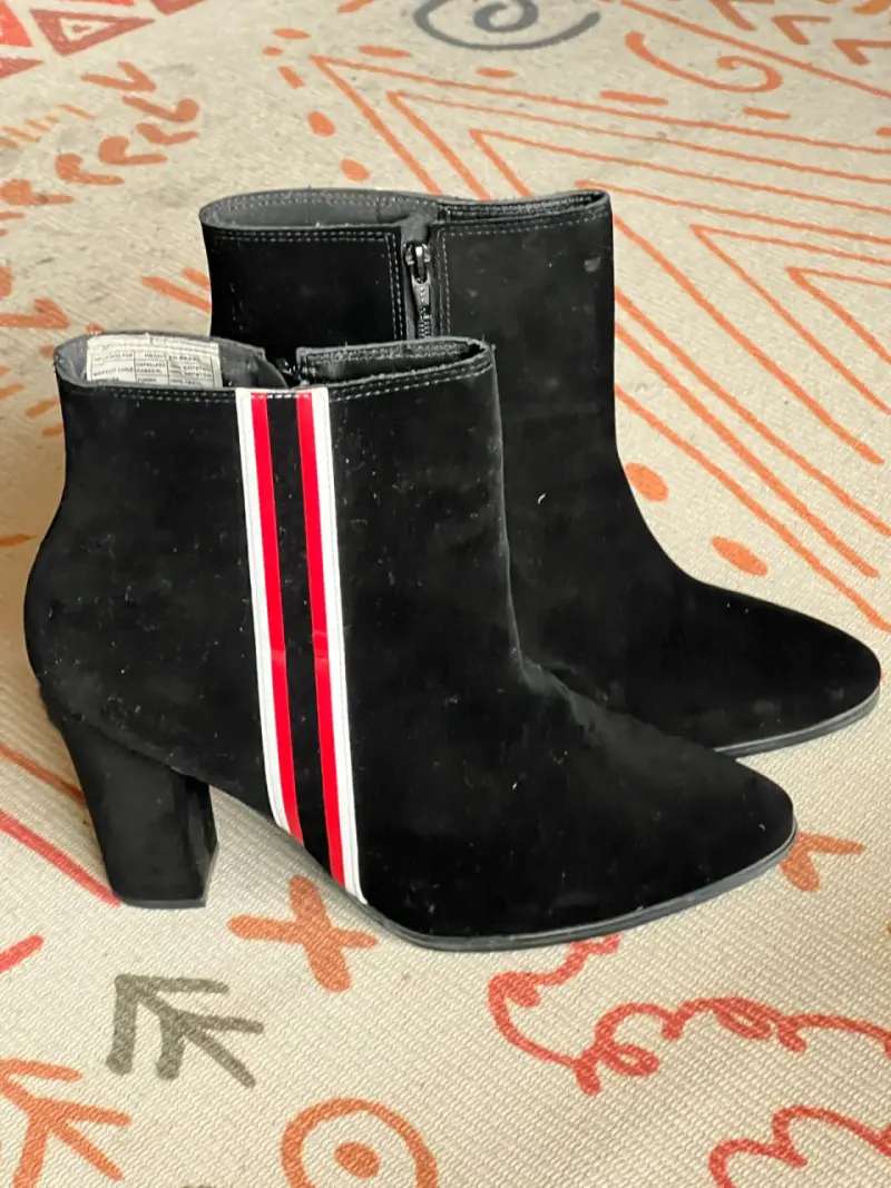 Botines negros de gamuza con rayas rojas