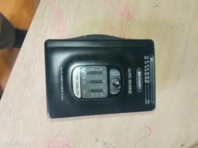 Reproductor de casetes Sharp con auto reverse - miniatura 1