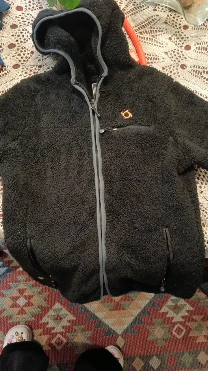 Chaqueta de polar negra con capucha - 1