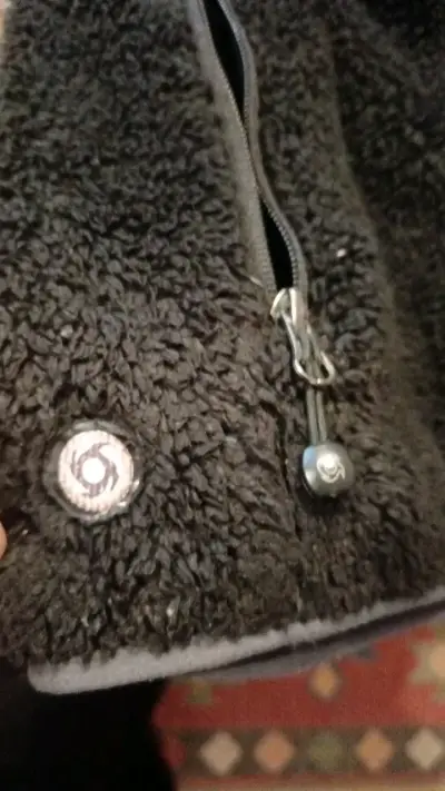 Chaqueta de polar negra con capucha - miniatura 3