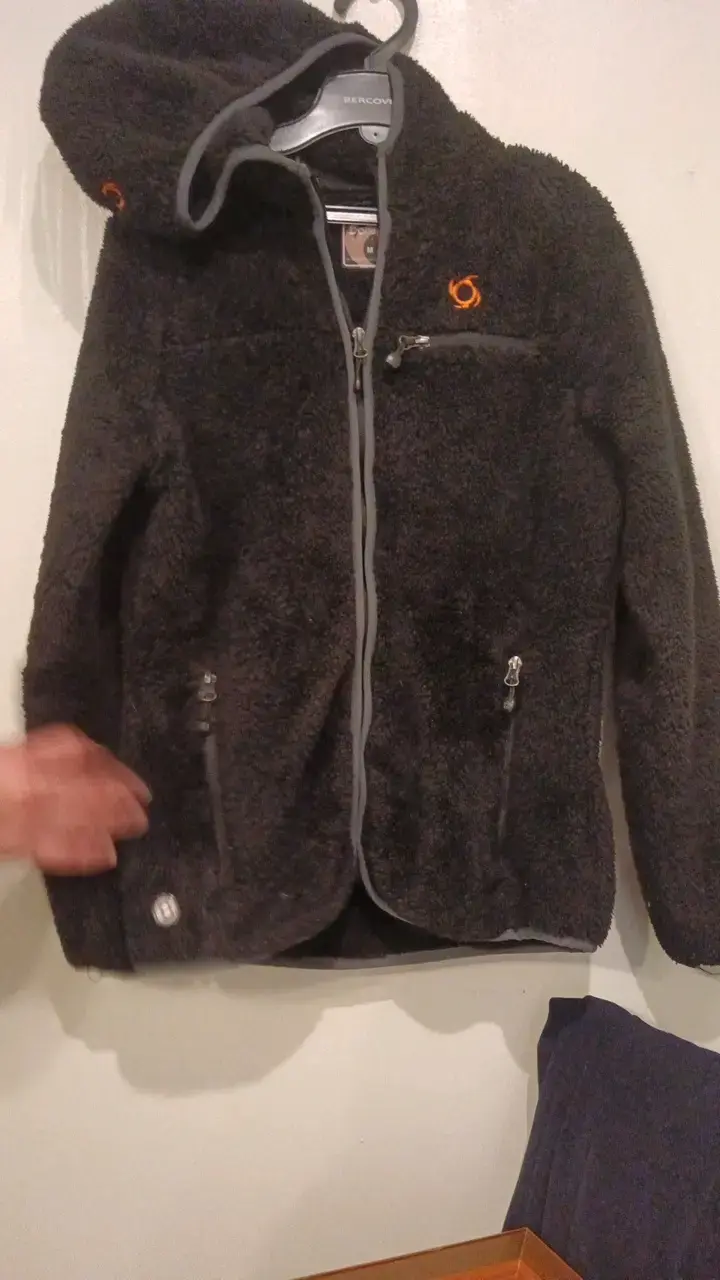 Chaqueta de polar negra con capucha - 4