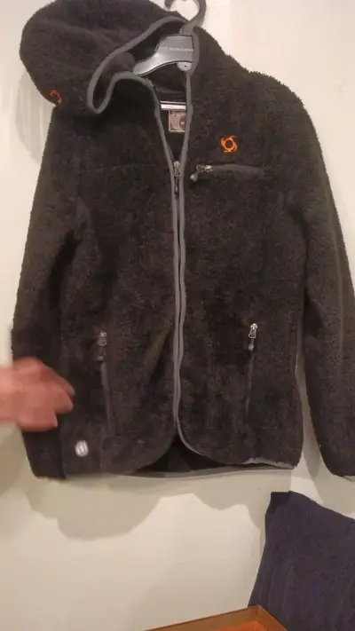 Chaqueta de polar negra con capucha - miniatura 4