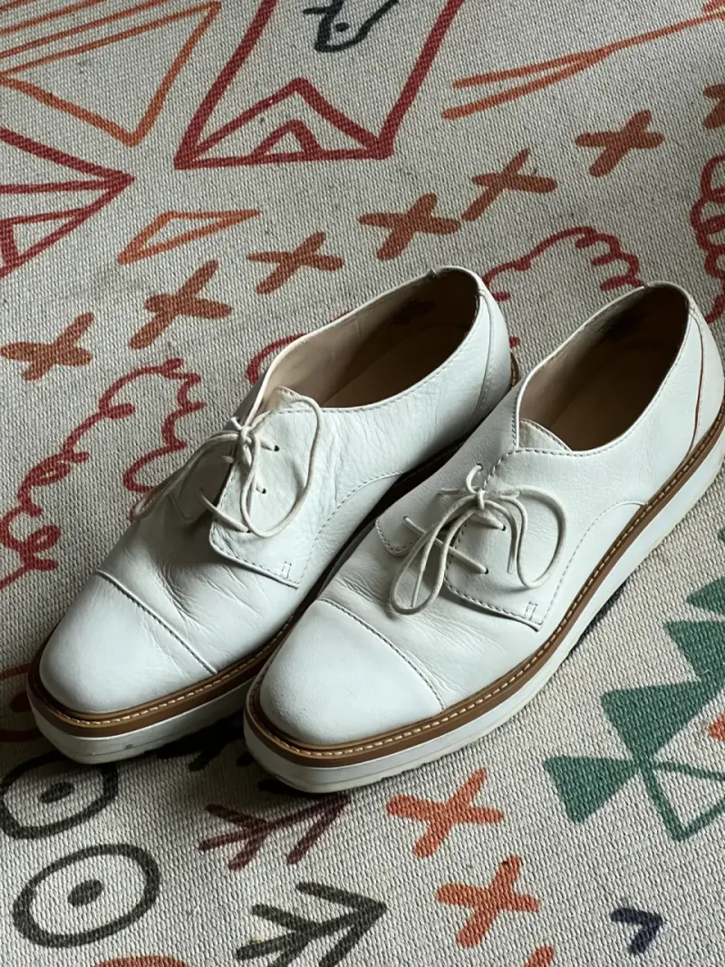 Zapatos de cuero blanco con cordones