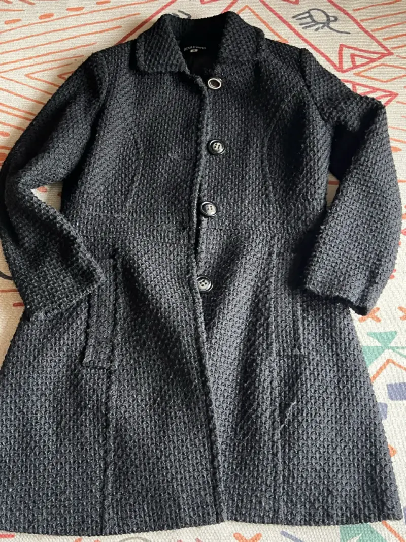 Abrigo negro con diseño y botones