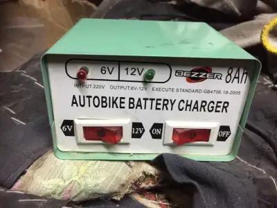 Cargador de Batería para Autobike 8Ah Dezzer - miniatura 2