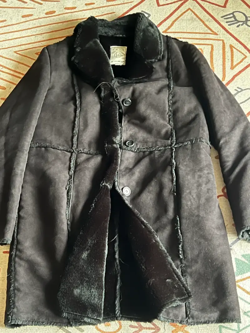 Abrigo de piel sintética negro para mujer