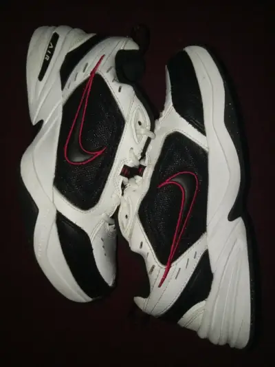 Zapatillas Nike Air monarch blancas y negras - miniatura 1