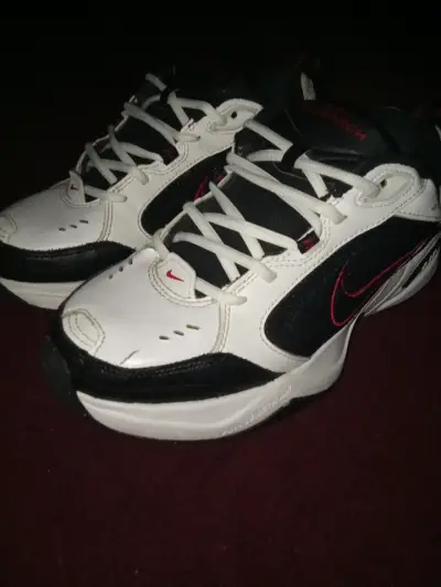 Zapatillas Nike Air monarch blancas y negras - miniatura 2
