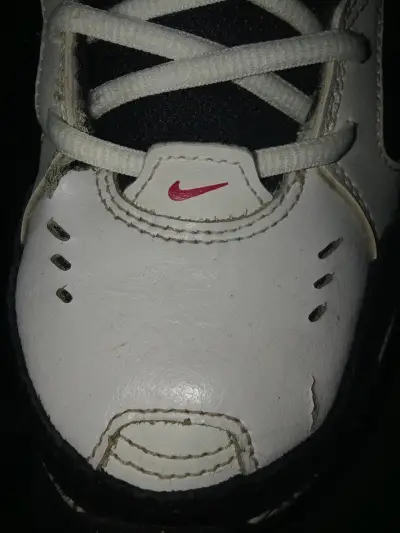 Zapatillas Nike Air monarch blancas y negras - miniatura 3