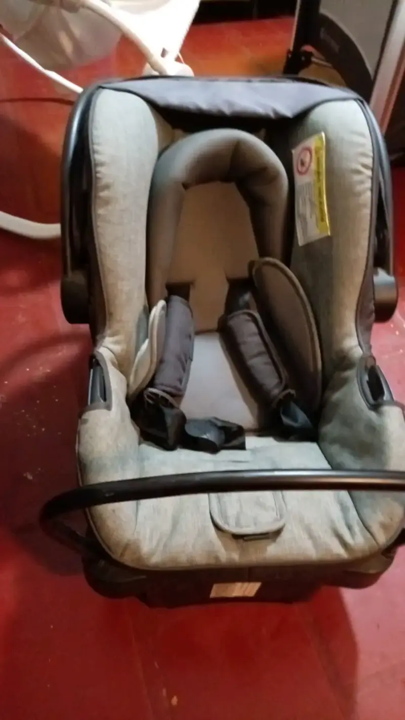 Silla de auto para bebé gris en buen estado