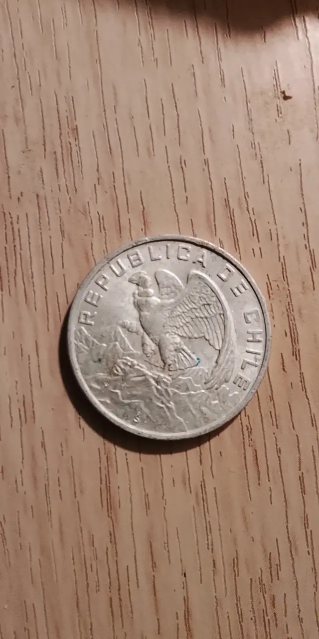 Moneda antigua de Chile con cóndor - 1