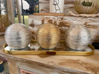 Esferas decorativas metálicas plateadas y dorada - miniatura 4